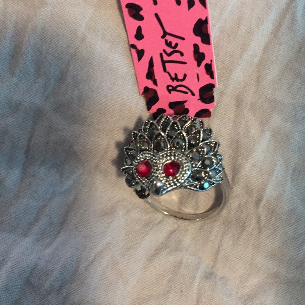 Betsey ring hedgehog